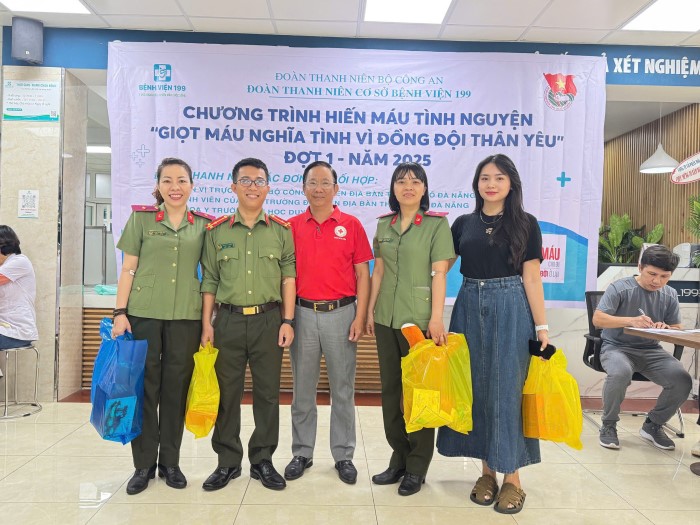 Gần 200 cán bộ chiến sĩ tham gia chương trình hiến máu tình nguyện